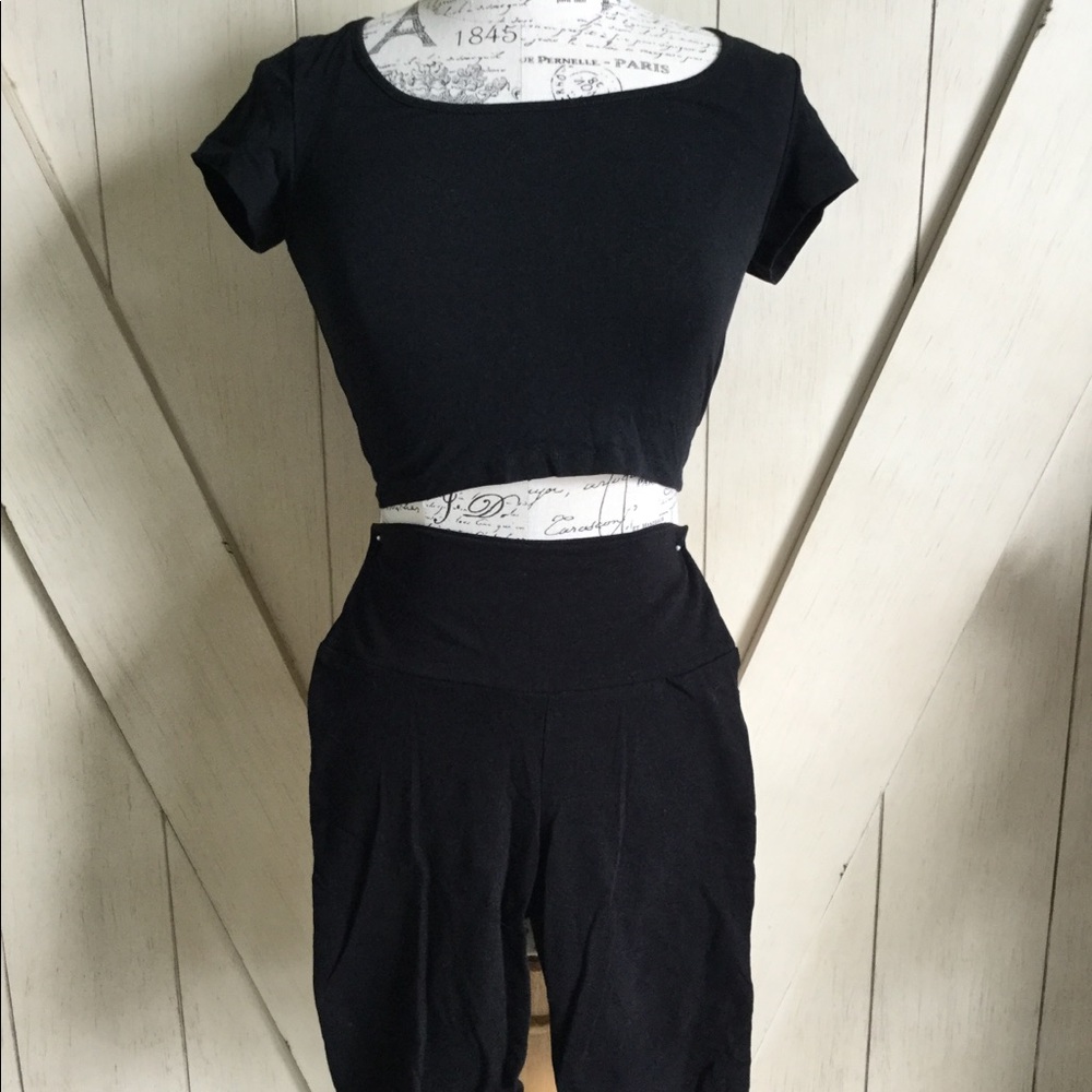 💄Macy’s Black Crop Top💄